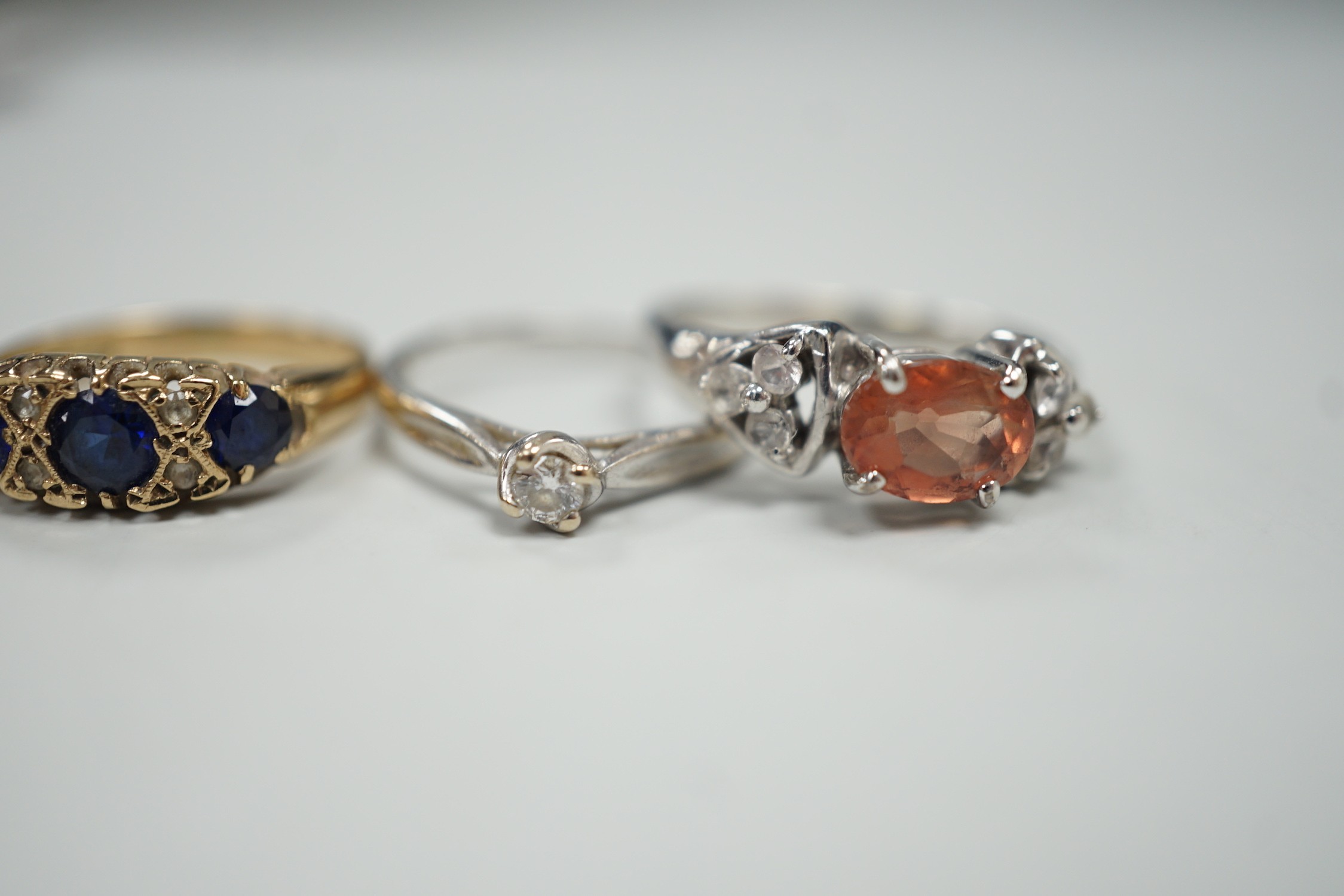 Seven assorted modern 9ct gold and gem set rings, including two solitaire diamond rings, together with a 9ct gold and amber set pendant, gross weight 19.3 grams.